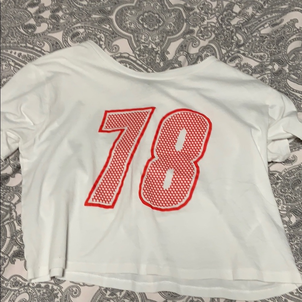 White cropped tee shirt
